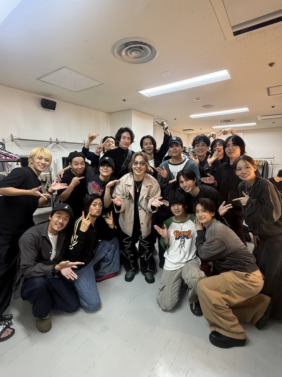 piss1028's tweet photo. そして！
なんと！！！

舞台『#ブルーロック』組のみんなが　
貴重な休演日に駆けつけてくれたよ⚽️

本当にありがとう！！！！！

なんたる豪華メンバー！！
みんな口々に熱く感想聞かせてくれた！
めちゃくちゃ嬉しかったよ！！！

お互い怪我なく
ラストまでやったろうな！！！
#ブルステ
#アンクロ https://t.co/M3RXAIUVtb