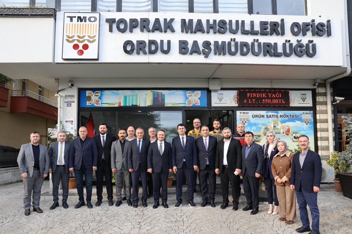 ozdemirsamet's tweet photo. 📍 Toprak Mahsülleri Ofisi / Altınordu Karapınar Alım Merkezi

İl Yönetim Kurulu Üyelerimiz, İl Kadın Kolları Başkanımız Sayın Şeniz Eyigün, İl Gençlik Kolları Başkanımız Sayın Mertcan Yücesoy, TMO Ordu Başmüdürümüz Sayın Yusuf Akay, Ordu İl Tarım ve Orman Müdürümüz Sayın Bayram Ay ve Ordu İl İşkur Müdürümüz Sayın Mahmut Akkuş ile birlikte TMO Altınordu Karapınar Fındık Alım Merkezini ziyaret ettik.

Fındıklarını teslim etmek üzere alım merkezinde bulunan hemşehrilerimizle sohbet ederek, sezon ve alım süreçleriyle ilgili değerlendirmelerde bulunduk.

Toprak Mahsulleri Ofisimiz, Ordu genelinde aldığı yaklaşık 100 bin ton randevu talebiyle üreticilerimize hizmet vermeyi vatandaşlarımızın mahsülünü almayı sürdürmektedir.

Üreticilerimizin emeğinin karşılığını alması, fındık sezonunun bereketli geçmesi temennisiyle tüm hemşehrilerimize hayırlı ve bereketli kazançlar diliyorum.