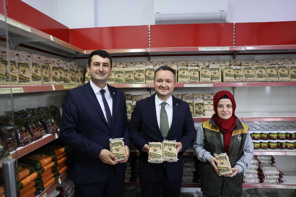 ozdemirsamet's tweet photo. 📍 Toprak Mahsülleri Ofisi / Altınordu Karapınar Alım Merkezi

İl Yönetim Kurulu Üyelerimiz, İl Kadın Kolları Başkanımız Sayın Şeniz Eyigün, İl Gençlik Kolları Başkanımız Sayın Mertcan Yücesoy, TMO Ordu Başmüdürümüz Sayın Yusuf Akay, Ordu İl Tarım ve Orman Müdürümüz Sayın Bayram Ay ve Ordu İl İşkur Müdürümüz Sayın Mahmut Akkuş ile birlikte TMO Altınordu Karapınar Fındık Alım Merkezini ziyaret ettik.

Fındıklarını teslim etmek üzere alım merkezinde bulunan hemşehrilerimizle sohbet ederek, sezon ve alım süreçleriyle ilgili değerlendirmelerde bulunduk.

Toprak Mahsulleri Ofisimiz, Ordu genelinde aldığı yaklaşık 100 bin ton randevu talebiyle üreticilerimize hizmet vermeyi vatandaşlarımızın mahsülünü almayı sürdürmektedir.

Üreticilerimizin emeğinin karşılığını alması, fındık sezonunun bereketli geçmesi temennisiyle tüm hemşehrilerimize hayırlı ve bereketli kazançlar diliyorum.