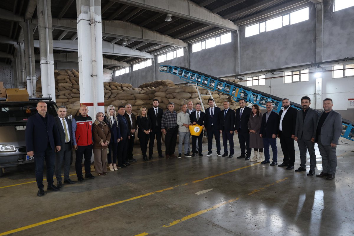 ozdemirsamet's tweet photo. 📍 Toprak Mahsülleri Ofisi / Altınordu Karapınar Alım Merkezi

İl Yönetim Kurulu Üyelerimiz, İl Kadın Kolları Başkanımız Sayın Şeniz Eyigün, İl Gençlik Kolları Başkanımız Sayın Mertcan Yücesoy, TMO Ordu Başmüdürümüz Sayın Yusuf Akay, Ordu İl Tarım ve Orman Müdürümüz Sayın Bayram Ay ve Ordu İl İşkur Müdürümüz Sayın Mahmut Akkuş ile birlikte TMO Altınordu Karapınar Fındık Alım Merkezini ziyaret ettik.

Fındıklarını teslim etmek üzere alım merkezinde bulunan hemşehrilerimizle sohbet ederek, sezon ve alım süreçleriyle ilgili değerlendirmelerde bulunduk.

Toprak Mahsulleri Ofisimiz, Ordu genelinde aldığı yaklaşık 100 bin ton randevu talebiyle üreticilerimize hizmet vermeyi vatandaşlarımızın mahsülünü almayı sürdürmektedir.

Üreticilerimizin emeğinin karşılığını alması, fındık sezonunun bereketli geçmesi temennisiyle tüm hemşehrilerimize hayırlı ve bereketli kazançlar diliyorum.