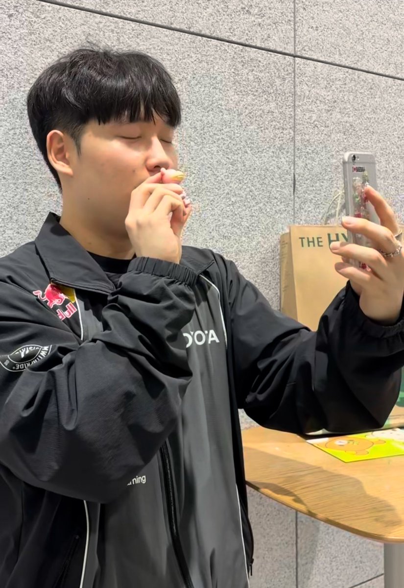 doomgii's tweet photo. 삐진야돈이랑 같은 표정으로 찍고나서
프로퍼 : ㄷ,됏겟죠?
해서 아 갠찬아용ㅋㅋ 했는데 실제로 각도 망함😭 https://t.co/A7WqK8OLuD
