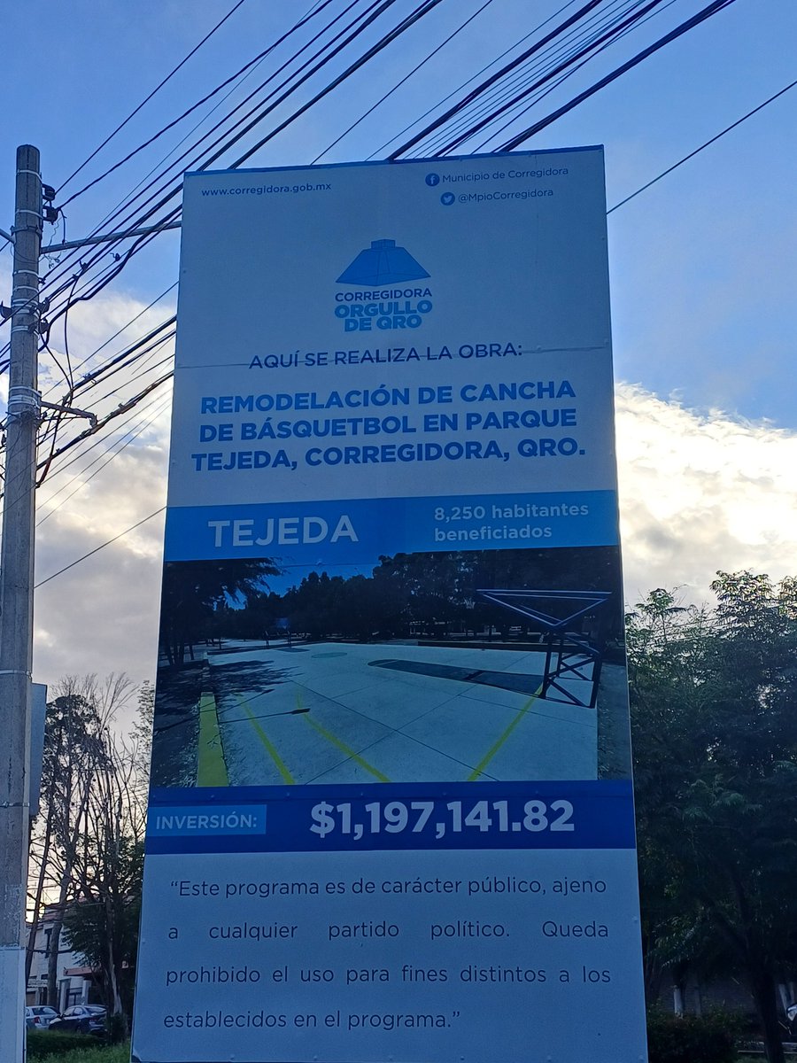 skullkrusherlg's tweet photo. 2 millones de pesos, y lo unico que hicieron fue pintar la cancha de color azul... #Tejeda #Corregidora #Querétaro https://t.co/elrZsnynqj