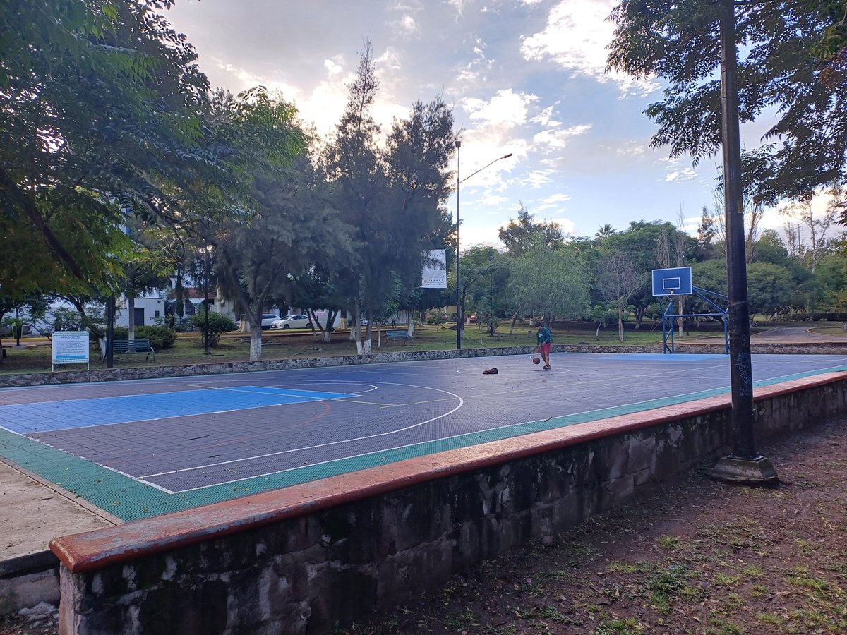 skullkrusherlg's tweet photo. 2 millones de pesos, y lo unico que hicieron fue pintar la cancha de color azul... #Tejeda #Corregidora #Querétaro https://t.co/elrZsnynqj