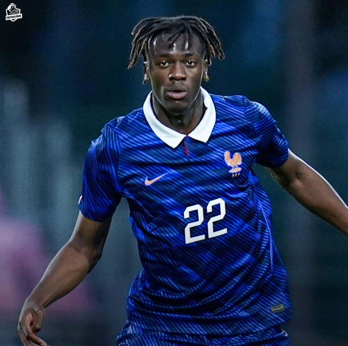Footballogue's tweet photo. Joane Gadou (19 ans) est en train de gravir 𝗧𝗢𝗨𝗦 𝗟𝗘𝗦 𝗘́𝗖𝗛𝗘𝗟𝗢𝗡𝗦 ultra proprement depuis quelques mois ! 👏🇫🇷

👉 Formé au PSG, il ne souhaite pas signer pro à Paris et part finalement à Salzbourg contre 𝟭𝟬𝗠€ à l'été 2024

👉 Il s'impose rapidement comme un 𝗧𝗜𝗧𝗨𝗟𝗔𝗜𝗥𝗘 𝗜𝗡𝗗𝗜𝗦𝗖𝗨𝗧𝗔𝗕𝗟𝗘 en Autriche, où il s'aguerri pendant deux saisons

👉 Fort de cette expérience en plus, le Borussia Dortmund vient le chercher cet été contre 𝟭𝟵,𝟱𝗠€

👉 Il est 𝗧𝗜𝗧𝗨𝗟𝗔𝗥𝗜𝗦𝗘́ à chaque match (sauf en Coupe) depuis le début de saison avec le club allemand, ce qui lui ouvre au passage les portes des 𝗘𝗦𝗣𝗢𝗜𝗥𝗦 sur cette trêve

👉 Il vient d'être nommé aujourd'hui parmi les 𝟮𝟱 𝗙𝗜𝗡𝗔𝗟𝗜𝗦𝗧𝗘𝗦 𝗗𝗨 𝗚𝗢𝗟𝗗𝗘𝗡 𝗕𝗢𝗬

Encore un défenseur central français qui est en train d'exploser, c'est dingue... 😮‍💨