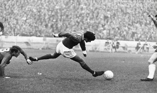 UnitedResale_'s tweet photo. George Best doing what he did best https://t.co/QMEqTFghOQ