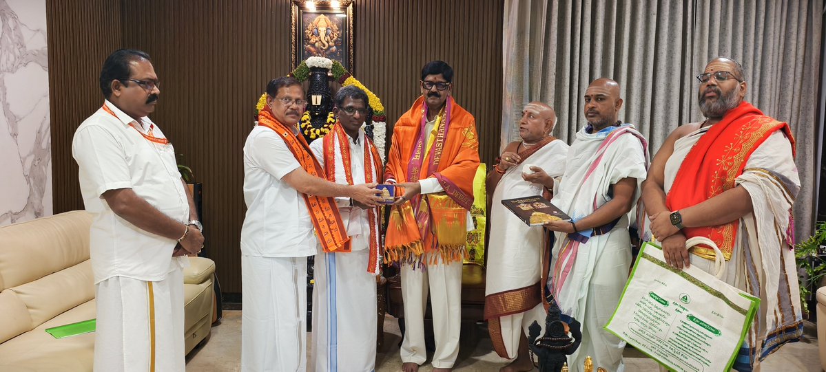 AnamReddy_TDP's tweet photo. మహాక్షేత్రమైన శ్రీశైలంలో ఈ నెల 11 నుంచి 20వ తేదీ వరకు అత్యంత వైభవంగా నిర్వహించనున్న శ్రీదేవి శరన్నవరాత్రి మహోత్సవాల తొలి అధికారిక ఆహ్వాన పత్రికను శ్రీశైలం దేవస్థానం ధర్మకర్తల మండలి చైర్మన్ శ్రీ పోతుగుంట రమేష్ నాయుడు, ఈవో శ్రీ శ్రీనివాసరావుల నుండి స్వీకరించడం జరిగింది.

ఈ సందర్భంగా వేద పండితుల ఆశీర్వచనాలు అందుకోవడం ఎంతో సంతోషాన్నిచ్చింది. పది రోజుల పాటు జరిగే ఈ ఉత్సవాలకు రాష్ట్రంలోని వివిధ ప్రాంతాల నుంచి పెద్ద సంఖ్యలో భక్తులు తరలివచ్చే అవకాశం ఉన్నందున, భక్తులకు ఎలాంటి అసౌకర్యం కలగకుండా ప్రత్యేక దృష్టి సారించాలని అధికారులను ఆదేశించాము. ముఖ్యంగా రద్దీకి తగినట్లుగా క్యూలైన్లు, దర్శన ఏర్పాట్లు, తాగునీరు, పారిశుద్ధ్యం, భద్రత మరియు వసతి సదుపాయాల్లో ఎలాంటి లోటుపాట్లు లేకుండా అన్ని శాఖలతో సమన్వయం చేసుకుంటూ పకడ్బందీ ఏర్పాట్లు చేయాలని సూచించడంమైనది.

భక్తులందరికీ శ్రీ భ్రమరాంబ మల్లికార్జున స్వామివార్ల కృపాకటాక్షాలు ఎల్లప్పుడూ ఉండాలని మనసారా ప్రార్థిస్తున్నాము. 

#AnamRamnarayanaReddy
#Srisailam 
#DasaraNavaratrulu
#BhramarambaMallikarjunaSwamy  
#Devotional