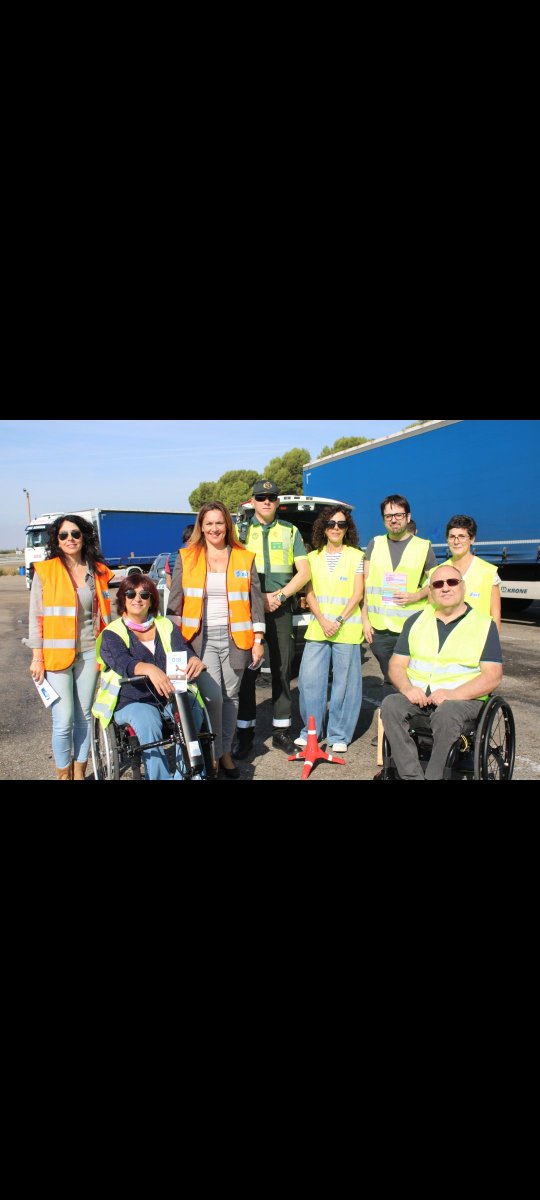 DelGobEnAragon's tweet photo. Nueva campaña de la @DGTes para evitar las distracciones.  La subdelegada del Gobierno en Zaragoza @nherreroar ha participado en uno de los controles junto a miembros de @ASPAYMNACIONAL para concienciar a los conductores de que: "Al volante, cero distracciones" https://t.co/K14HBwq7za