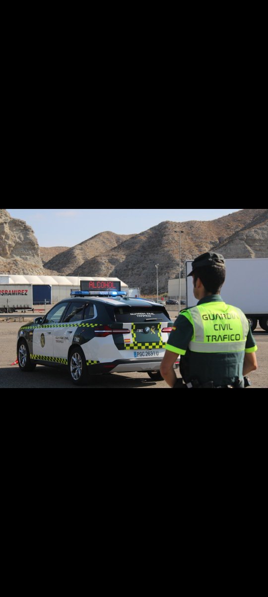 DelGobEnAragon's tweet photo. Nueva campaña de la @DGTes para evitar las distracciones.  La subdelegada del Gobierno en Zaragoza @nherreroar ha participado en uno de los controles junto a miembros de @ASPAYMNACIONAL para concienciar a los conductores de que: "Al volante, cero distracciones" https://t.co/K14HBwq7za