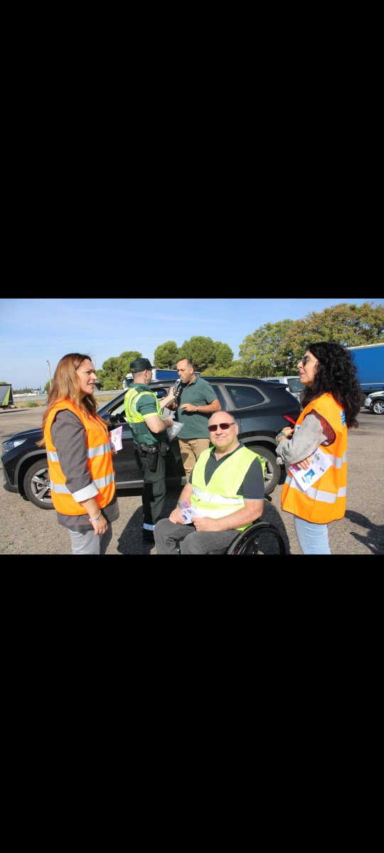 DelGobEnAragon's tweet photo. Nueva campaña de la @DGTes para evitar las distracciones.  La subdelegada del Gobierno en Zaragoza @nherreroar ha participado en uno de los controles junto a miembros de @ASPAYMNACIONAL para concienciar a los conductores de que: "Al volante, cero distracciones" https://t.co/K14HBwq7za