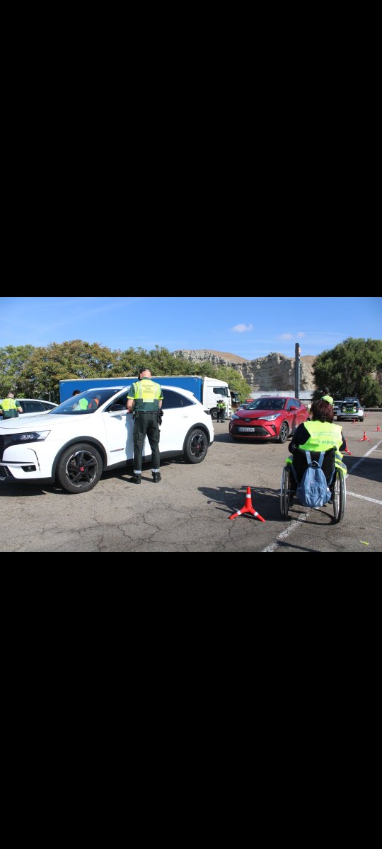 DelGobEnAragon's tweet photo. Nueva campaña de la @DGTes para evitar las distracciones.  La subdelegada del Gobierno en Zaragoza @nherreroar ha participado en uno de los controles junto a miembros de @ASPAYMNACIONAL para concienciar a los conductores de que: "Al volante, cero distracciones" https://t.co/K14HBwq7za