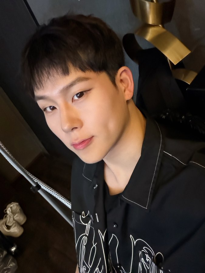 kbgmedia's tweet photo. Happy birthday to #JOOHONEY from #MONSTA_X https://t.co/eVr96kXydU
