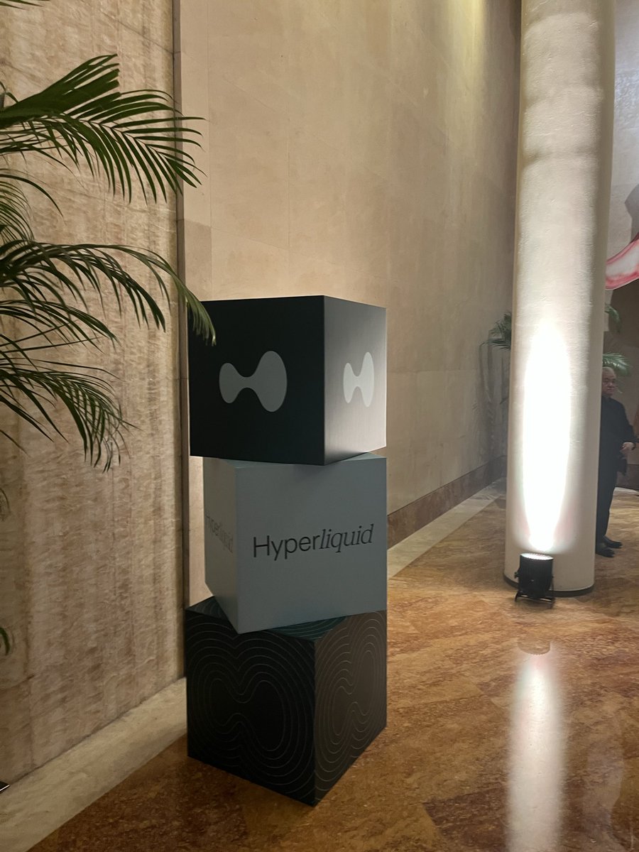 HyperOutfits_'s tweet photo. Hyperliquid in Singapore 🇸🇬 ! https://t.co/qZ8CurZ9Fk