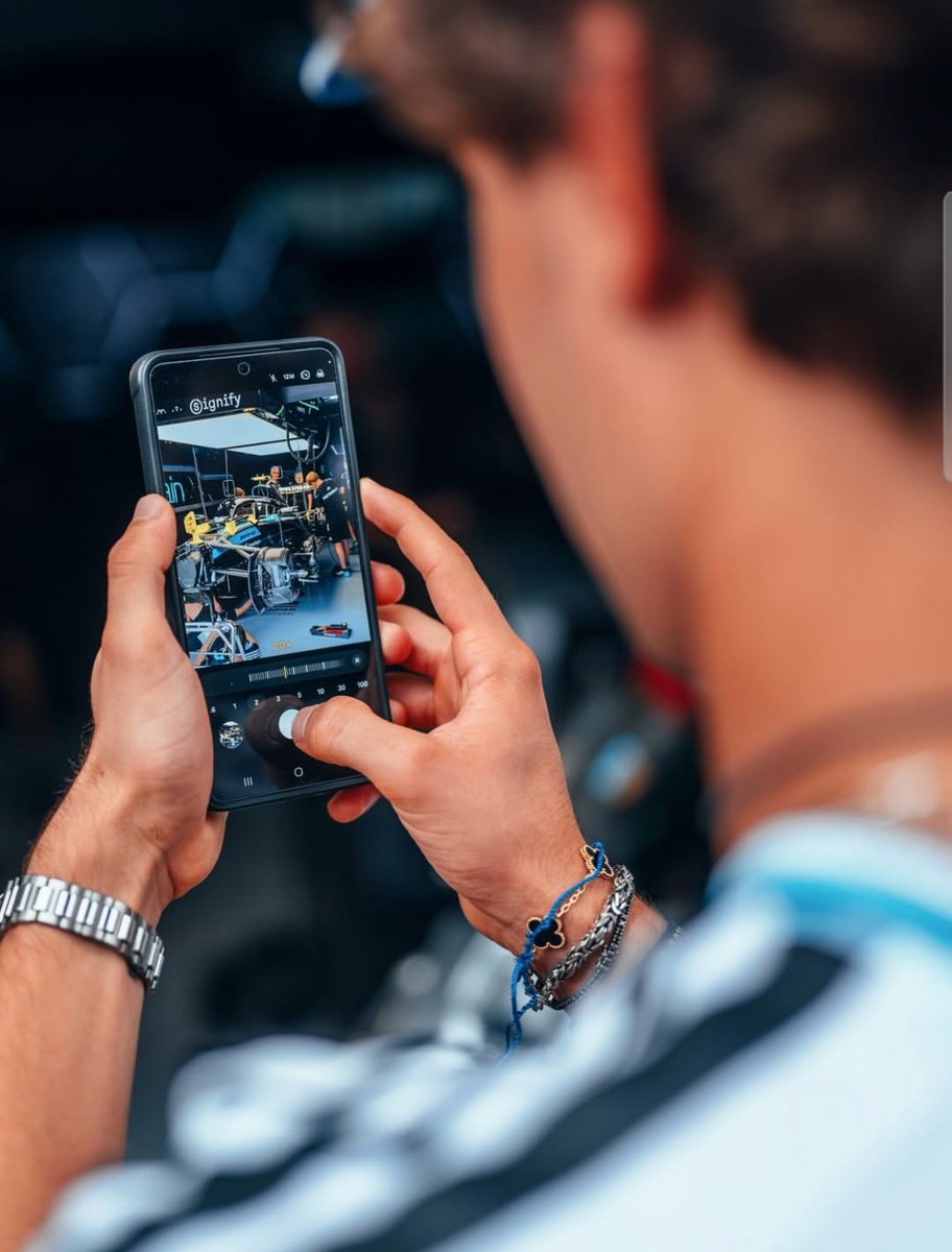 kimiforwdc's tweet photo. wait did kimi switch to samsung???? https://t.co/MUvAmUt7Qp