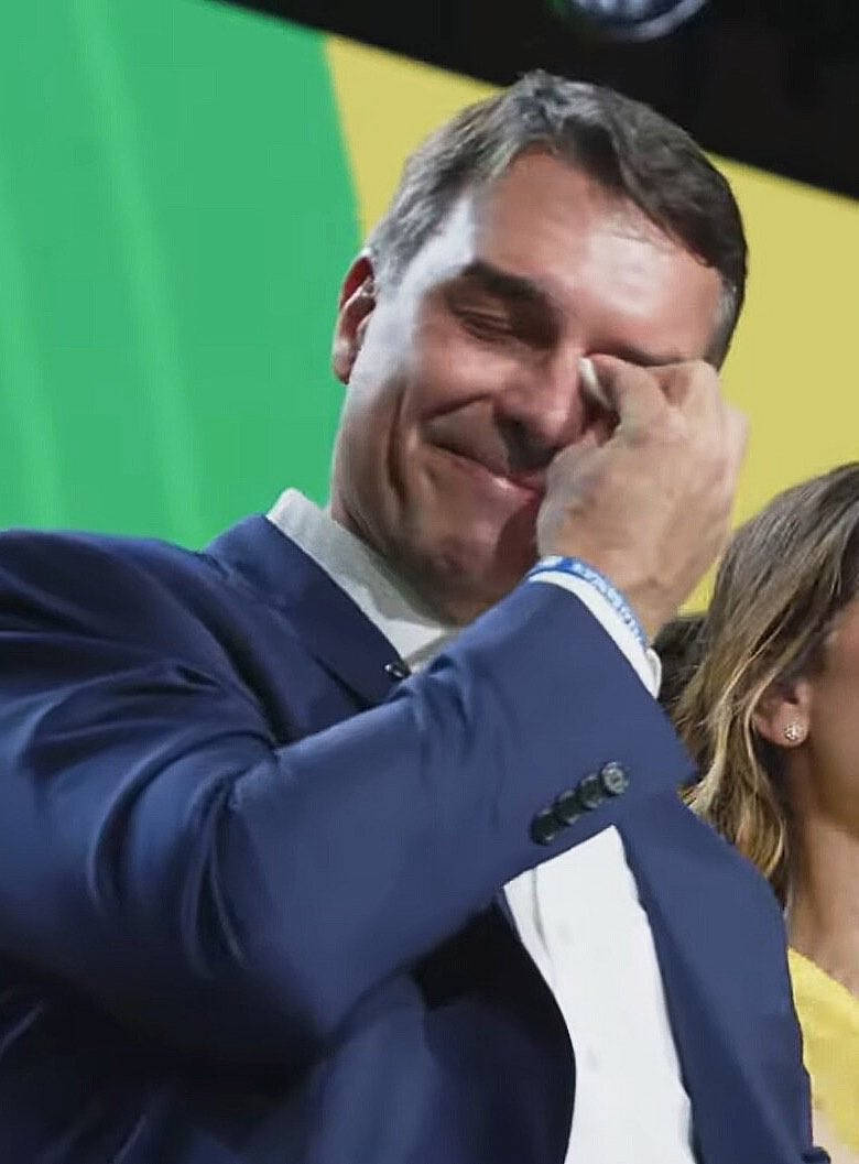 chequeibrasil's tweet photo. 🚨URGENTE: Flávio deve VENCER com 51,9% dos votos contra 48,1% de Lula no 2° turno, segundo projeções. https://t.co/yuo2uwqtji