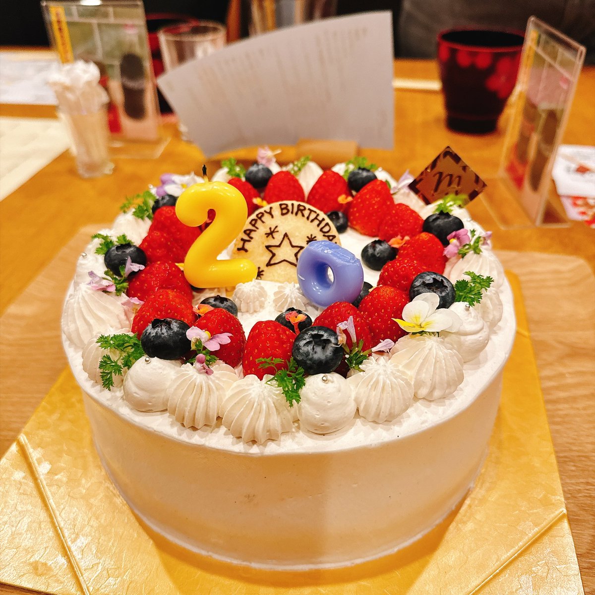 Hysteric_Barbie's tweet photo. 私が小麦が食べれなくなっちゃったから
わざわざ米粉のケーキを買ってきてくれて、
(みのりんは実際試食しに行ってくれたそうな)
たこ焼きも米粉で、
(武虎さんありがとうございます)
ロウソクの0がなくて8を半分に切ってくれたみたいで、
そんな愛しかないサプライズ最高に幸せでした❤️❤️❤️ https://t.co/L1mCjFtsbZ