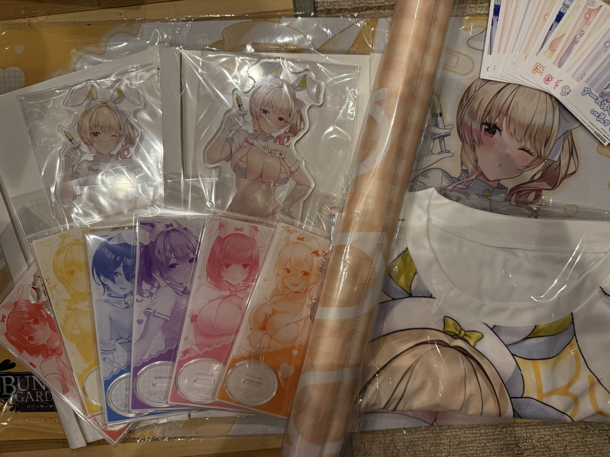 rinakoe's tweet photo. 先日の #バニーガーデン2 POPUP SHOPでの購入品たち
ノーマルアクスタ6種、
凜: ラバーマット、フルグラT、BIGアクスタ2種
あと、、、、、瑠那の等身大タペストリー……
なんとなくの色味で間違って買ってますね……
いや、どのキャラも好きなんでいいんですよ……全員のアクスタも買ってますし……ただ、間違ってなければ等身大タペストリーは買ってはなかっただろうと言うだけで……(でも、とりあえずえっちな水着ナースなので飾ってます←)