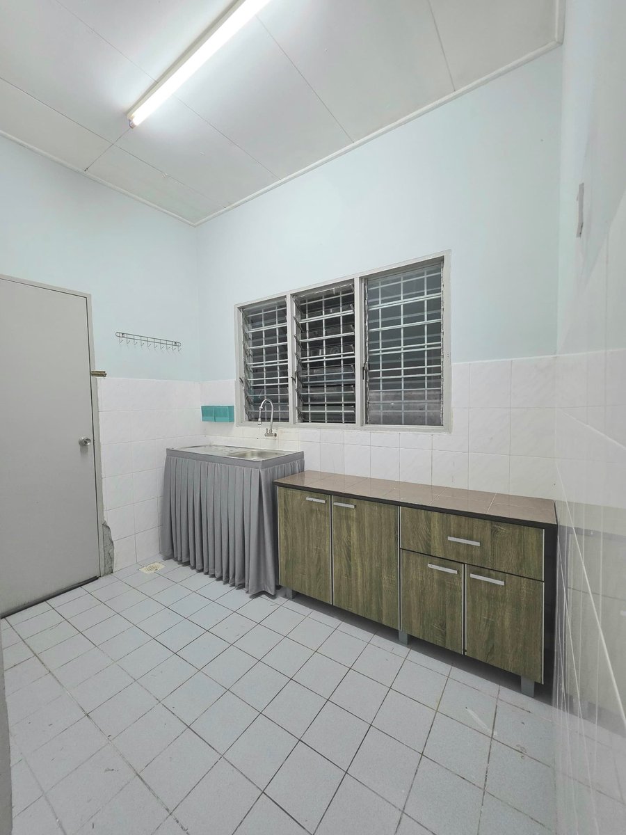 naimselamat's tweet photo. Dapur bersih, toilet pun dah cat baru. Sesuai untuk family. https://t.co/UhxBkstfyv