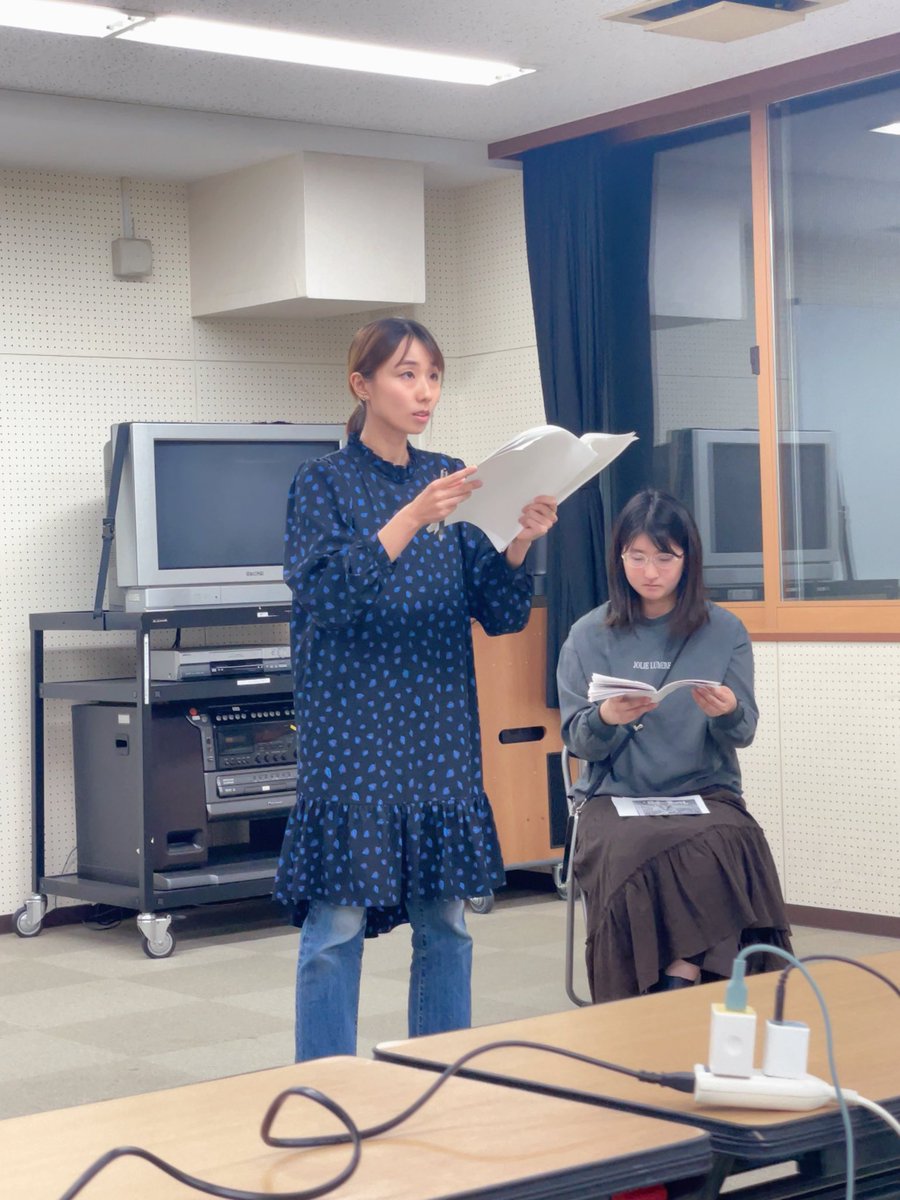 yama943's tweet photo. 新釈〜日本の昔ばなし〜

絶賛、稽古中。
久しぶりの新作朗読。
主宰じゃないこともあり、初参加多数。

リリーこと、福井梨莉華はまっすぐ。
目で芝居が出来るヒロインの器。
相手役の琴野夏は勤勉で真面目。
バランスのいい2人です。

七生は逸材。
この先、きっと出てくる子です。

遠藤は人柄がいい。
謙虚すぎるのはたまに傷だけど、目が離せない愛嬌がある。大事な素質。

世界中の人がNOと言っても、
キャスティングした人は全員愛し抜きます。
でもその愛に溺れず、
言うべき客観的事実は全部伝えます。

上手くなったと言わせたい。
楽しかったと言って欲しい。

どうぞ！
生グランドピアノでお楽しみください！

＠fukuiririka 
＠na2rabo 
@nanao_0930 
＠tt_tt_sun 
＠benisan_nekosan 
＠HAMCURWR