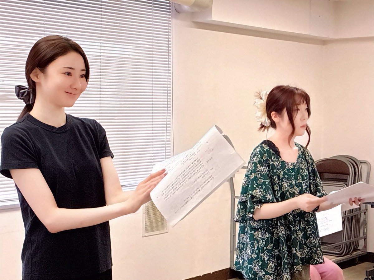 yama943's tweet photo. 新釈〜日本の昔ばなし〜

絶賛、稽古中。
久しぶりの新作朗読。
主宰じゃないこともあり、初参加多数。

リリーこと、福井梨莉華はまっすぐ。
目で芝居が出来るヒロインの器。
相手役の琴野夏は勤勉で真面目。
バランスのいい2人です。

七生は逸材。
この先、きっと出てくる子です。

遠藤は人柄がいい。
謙虚すぎるのはたまに傷だけど、目が離せない愛嬌がある。大事な素質。

世界中の人がNOと言っても、
キャスティングした人は全員愛し抜きます。
でもその愛に溺れず、
言うべき客観的事実は全部伝えます。

上手くなったと言わせたい。
楽しかったと言って欲しい。

どうぞ！
生グランドピアノでお楽しみください！

＠fukuiririka 
＠na2rabo 
@nanao_0930 
＠tt_tt_sun 
＠benisan_nekosan 
＠HAMCURWR