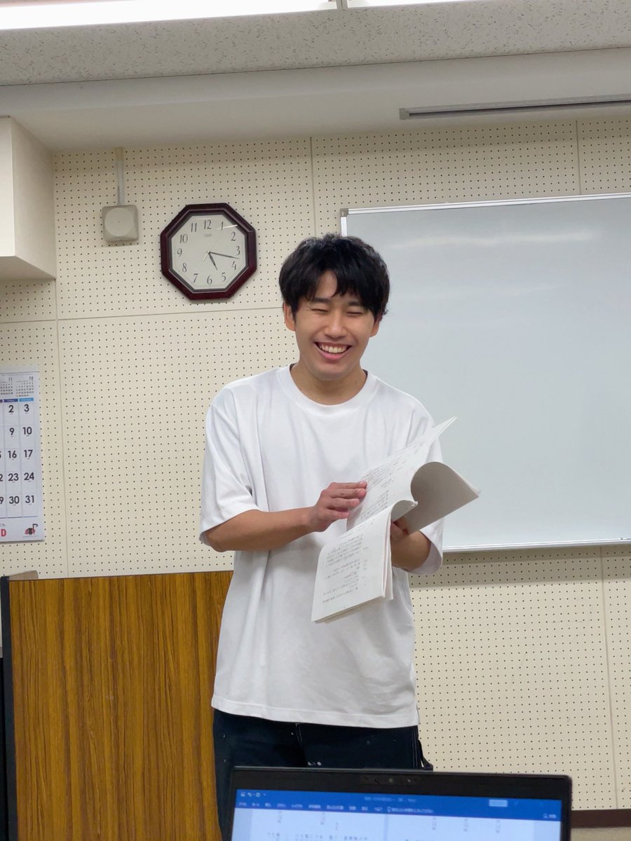 yama943's tweet photo. 新釈〜日本の昔ばなし〜

絶賛、稽古中。
久しぶりの新作朗読。
主宰じゃないこともあり、初参加多数。

リリーこと、福井梨莉華はまっすぐ。
目で芝居が出来るヒロインの器。
相手役の琴野夏は勤勉で真面目。
バランスのいい2人です。

七生は逸材。
この先、きっと出てくる子です。

遠藤は人柄がいい。
謙虚すぎるのはたまに傷だけど、目が離せない愛嬌がある。大事な素質。

世界中の人がNOと言っても、
キャスティングした人は全員愛し抜きます。
でもその愛に溺れず、
言うべき客観的事実は全部伝えます。

上手くなったと言わせたい。
楽しかったと言って欲しい。

どうぞ！
生グランドピアノでお楽しみください！

＠fukuiririka 
＠na2rabo 
@nanao_0930 
＠tt_tt_sun 
＠benisan_nekosan 
＠HAMCURWR