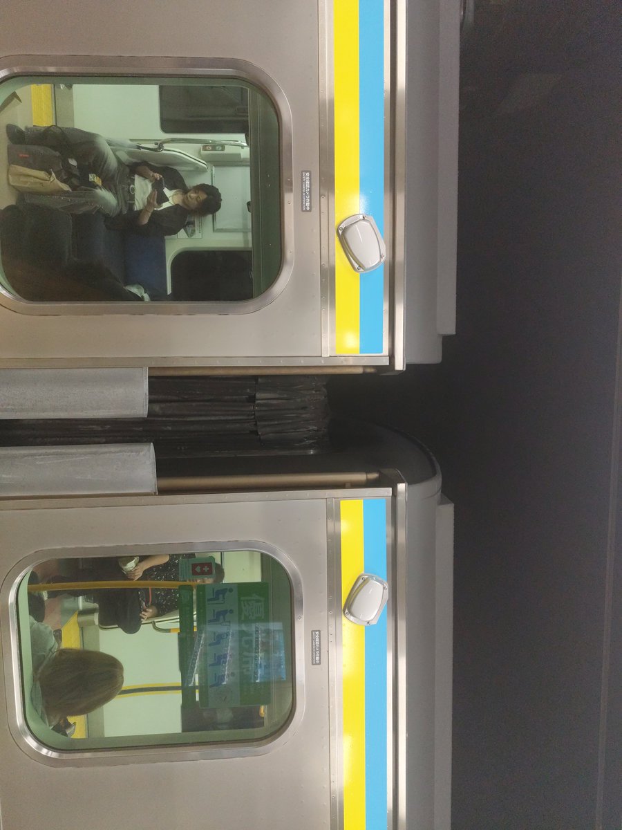 Tejimmy's tweet photo. そうか、10月になって、
房総仕様のE233系運用始まったのね。

ドア上の液晶撤去され、
ドア開閉ボタンが付いてる
ワンマン運転用のカメラも！

#E233系 https://t.co/bHP8EbM6Y0