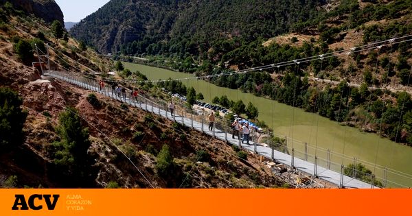CEFAPIT's tweet photo. La única ruta de senderismo de España que está entre las 20 rutas más espectaculares del mundo: en el puesto número 19 y suspendida a 100 metros de altura https://t.co/bncaKDxyRE https://t.co/0S1KSVDSeg