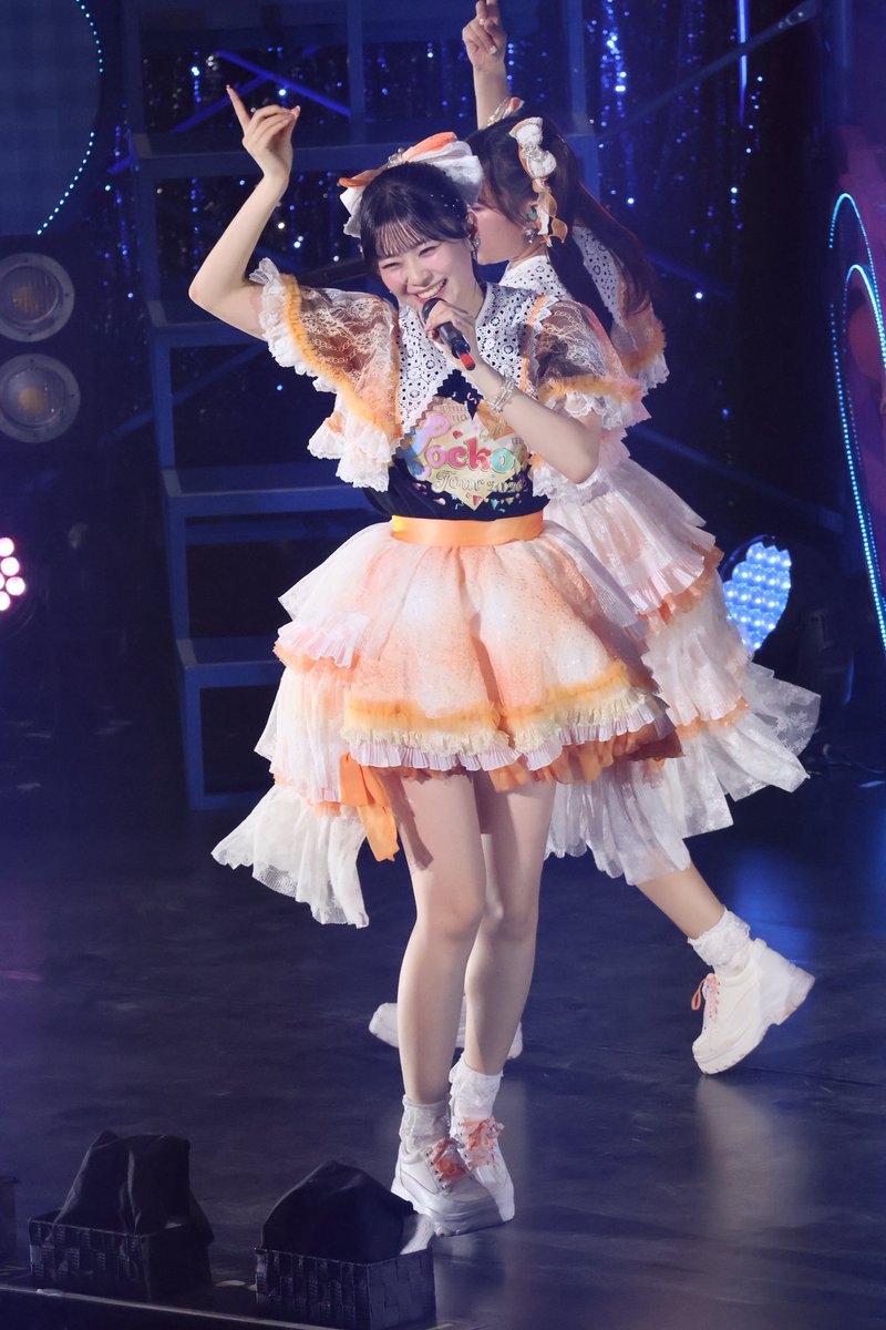 Pentas_Alterna's tweet photo. 家に帰宅して色々落ち着いた…
本当に超ときめき♡宣伝部を感じれたライブだった
席の位置がちょうどひとちゃんの転倒から退場までの全部分見れる位置だったのもあって転倒してから暫く声が出なかった

凄く痛そうに脚を引きずってたし、ステージから降りる時も四つん這いで動くのがやっとだった
それでもライブは続くし、他のメンバーが一生懸命に繋ぎ止めているのを見て『声を出さなきゃ、応援しなくちゃ』って気持ちが止まらなくなり今までのライブ史上一番大きな声で声出した
メンバーの咄嗟の対応も凄かったし、パブりんあなた何でもできるのね…格好良すぎだろ

仁香が居なくなってからのおはるの声はいつも以上に大きく響いて身体が震えるほどだったし、あきちゃんも刀⚔️振り回してめちゃくちゃ可愛かった
ひよりさん、どんな状況でも笑いを取りにくるのめちゃくちゃ面白かったよw
かなみんも一生懸命にサポート回ってライブを成功させようと頑張ってて、メンバーがスタッフが宣伝部員がいたから仁香が戻ってくるまでライブが続けられた

衣装が変わり、メンバーが戻ってくる中一番最後に姿を見せた坂井仁香さん
階段登るのも脚引きづりながらだったのにステージに出た途端真っ直ぐ歩き出すその姿
大泣きになりながら『仁香！！頑張れ！！！』って自然に声が出たよ
そこから始まったSTARの歌声を、景色を一生忘れない
ずっと観たかった『STAR』、『きみと青春』
僕が大好きなとき宣が全部詰まってて、ステージ上の彼女たちがどこまでも勇気と元気くれる
そこから一度も弱い部分を見せずに最高のパフォーマンス見せてくれて、こんな強いアイドルは他に居ないって確信できました。

絶対的センターで最強のアイドルで情熱のハートを持ってる坂井仁香だからどこまでも追いかけられるし、背中を見て着いていけるんだなぁ…

怪我はすごく心配だけど、彼女なら絶対に戻ってきてたくさんステージを駆け回ってくれると信じてる
だから今はゆっくり休んでください。
本当に幸せな時間をありがとう
超ときめき♡宣伝部大好きだよ💙🩷❤️💚💛
#超ときめき宣伝部