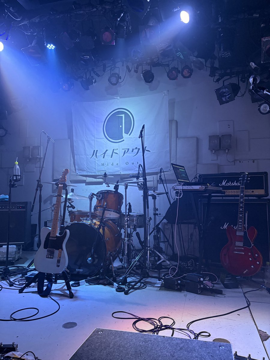 Chamomile928's tweet photo. サーキットで歌声に一聞惚れして気になってたハイドアウトのライブ、@Kta5k9__t1に誘ってもらって行ってきた！ふっと肩の力が抜けるような温かい空間で素敵だった…！♡
汐おんさんのMCと曲のギャップに惹かれたし、キダさんのギターがかっこよすぎて終始釘付けでした 🎸⚡️
#ハイドアウト #終の棲家 https://t.co/lcaBdo6BMq