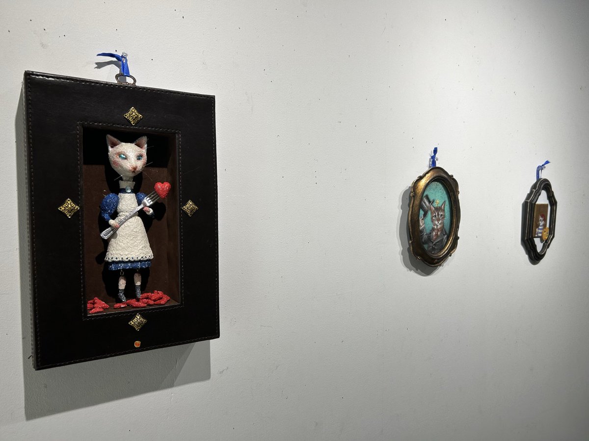 daydream_blanc's tweet photo. #一千弐猫物語 髙橋幸恵個展
写真とアートのギャラリー #みどりの日記
先日行ってきました。
お隣が気になっていた台湾料理の店だったのでこれ幸いとハシゴし、心身ともに満足🐈 https://t.co/5RzYbPqDiX
