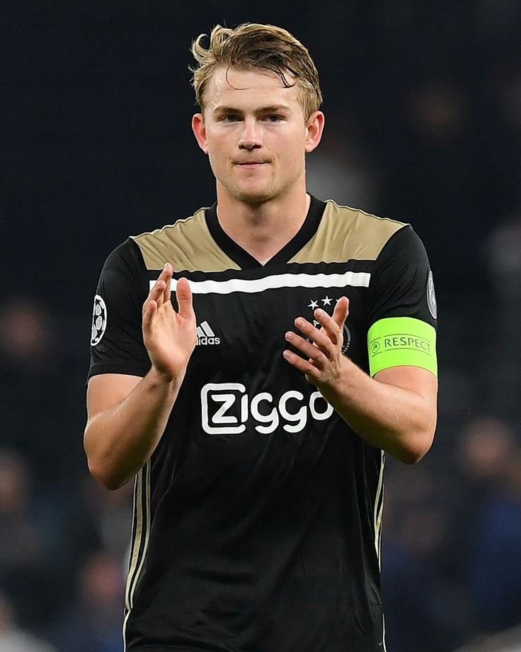 RMek09's tweet photo. Qui est le plus fort à 19 ans 

De ligt 🇳🇱                                   Cubarsi 🇪🇸 https://t.co/px94DGwwd3