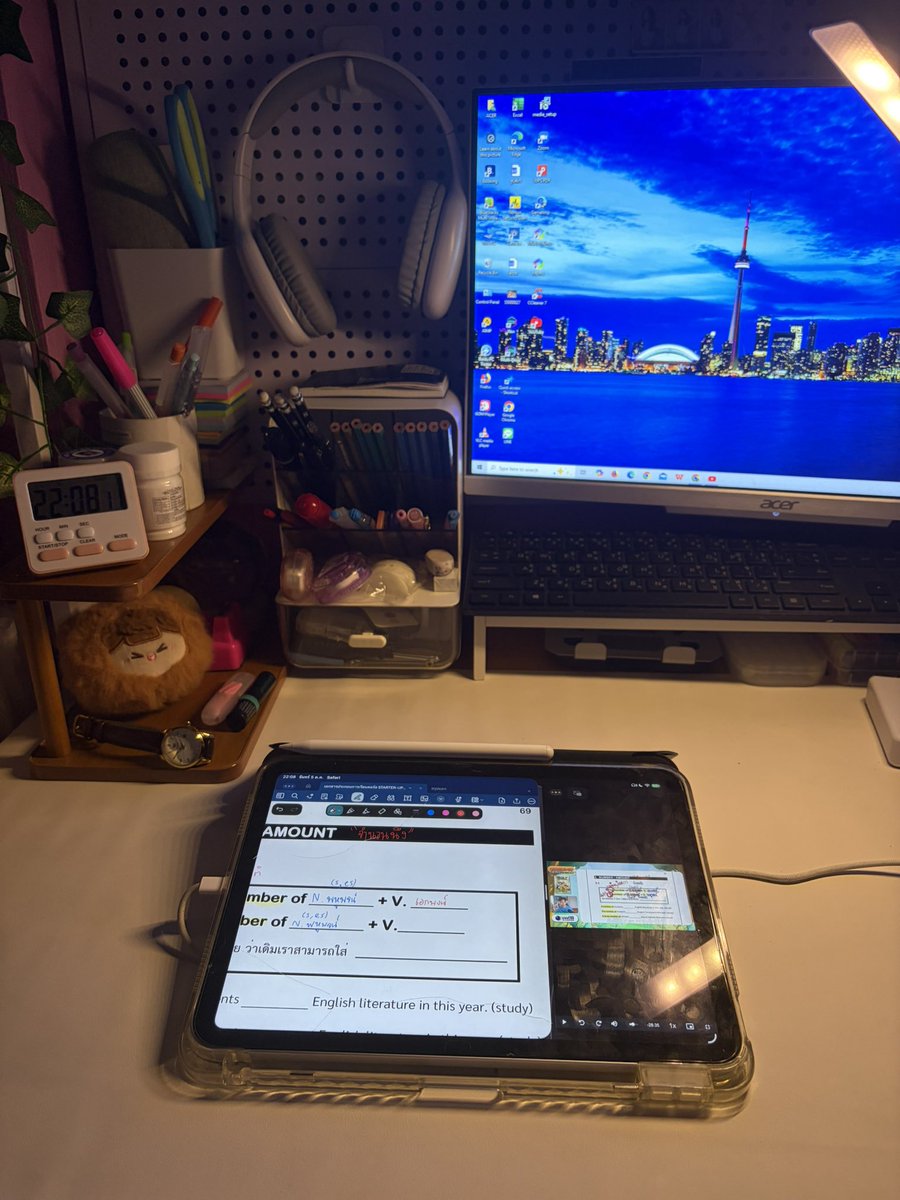 studw_gamm's tweet photo. วันไหนไม่ค่อยมีสมาธิหรืองอแงไม่อยากอ่านหนังสือ ให้ลองจัดโต๊ะใหม่ดูก่อน ถึงจะไม่สวยแต่ก็ดีกว่าอยู่ในสภาพแวดล้อมเดิมๆนะ https://t.co/2F60bf4rGM