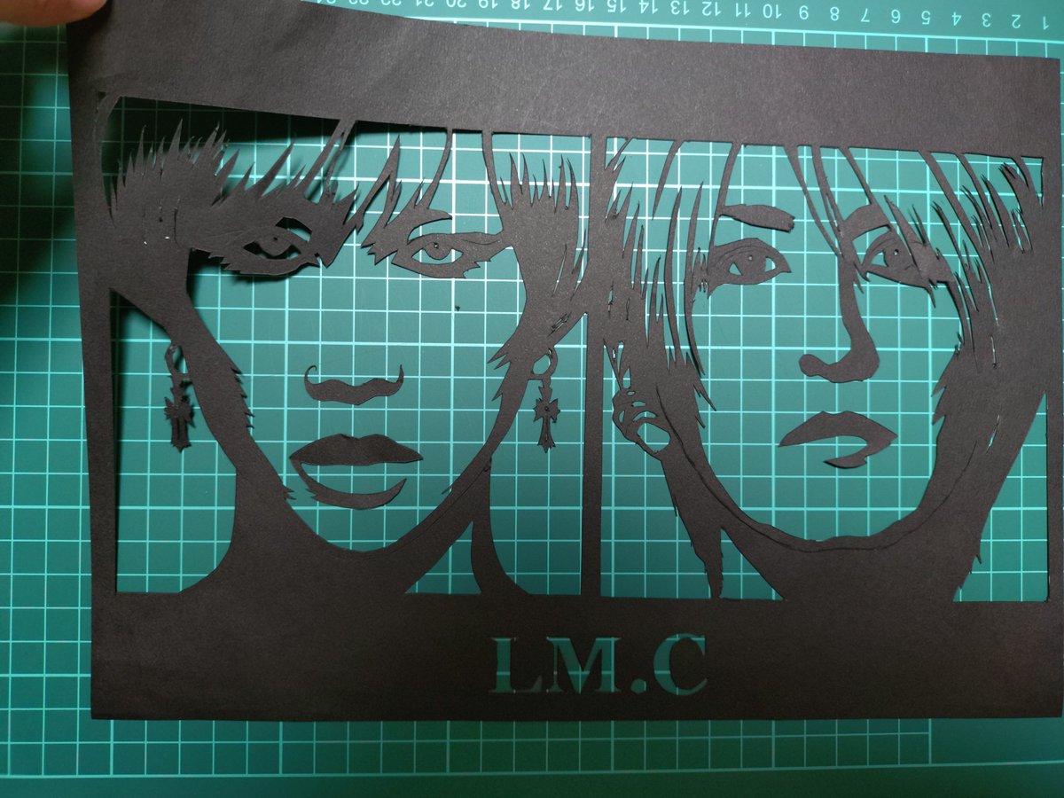 Tsu2ko_A_M's tweet photo. FA企画に無事紹介されたので投下
200分配信お疲れ様でした👏

切り絵の場合がっつり元画像使うから、アウトだったら削除してほしいと注釈付きでの投稿でした😂

繋げて切る技術なんぞ私には無いので一部福笑い状態！
まぁやさんのホクロまじでどっかいきがち

#LMCのLSC https://t.co/83sfOMAsk3
