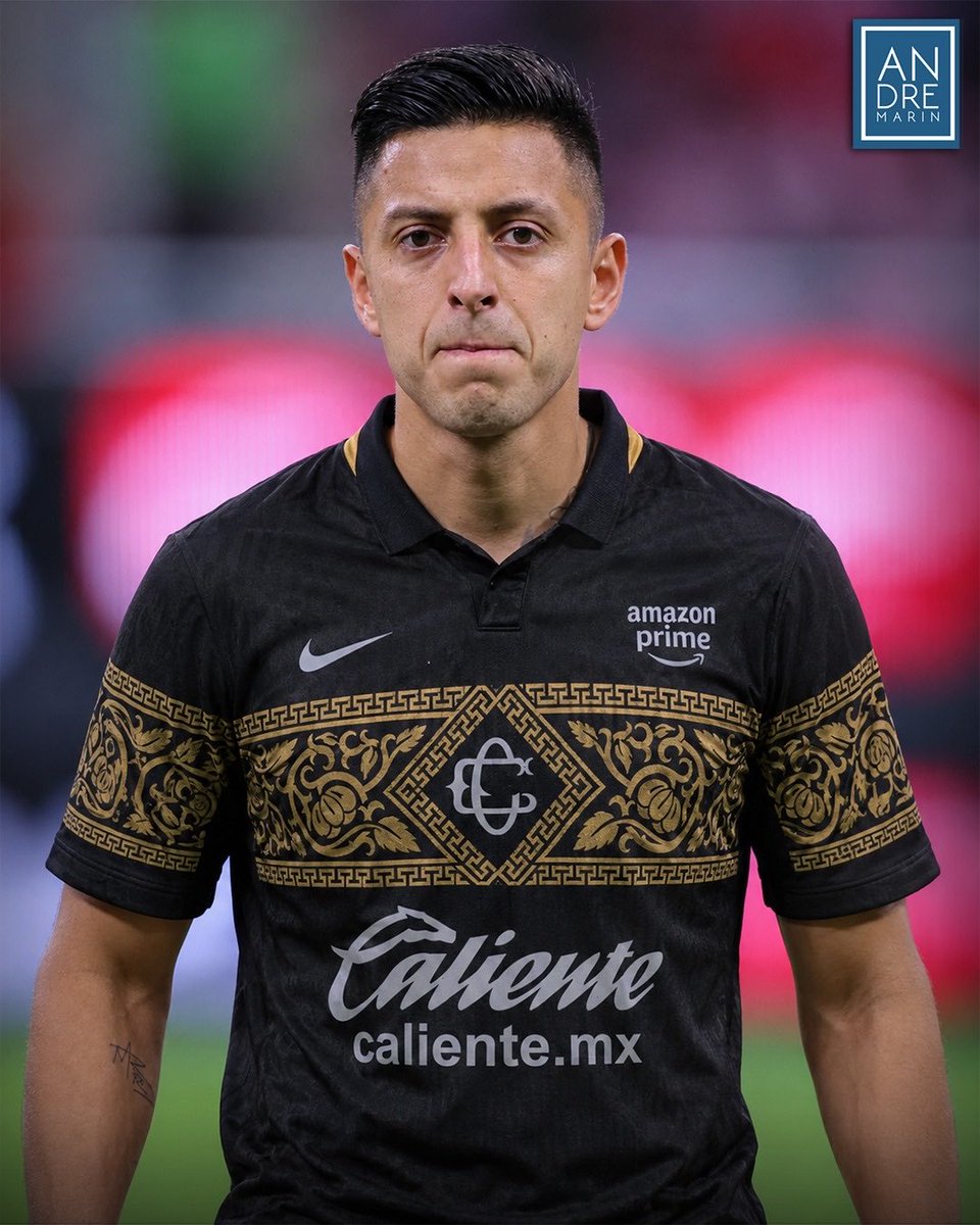 andremarinpuig's tweet photo. ¡CHIVAS SE VESTIRÁ DE GALA! 🔴⚪

Desde 'Footy Headlines' filtraron la que será la tercera camiseta de las Chivas para la 2026/27.

El diseño destaca por los detalles en dorado tanto en el pecho como en las mangas y la incorporación del escudo original del 'Rebaño Sagrado'.

¿Les gustó?