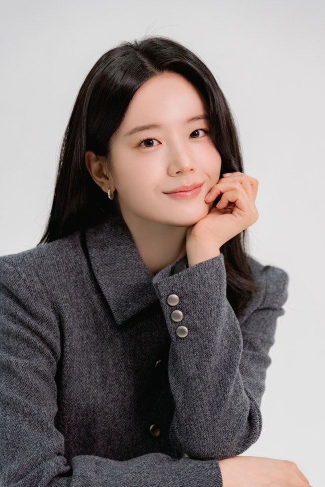 tang__kira's tweet photo. Sudah 4 tahun keluar dari girlgroup fromis_9, Jang Gyuri cerita saat itu ia jujur kesulitan multitasking antara akting dan perform sebagai idol.

"Sejak SMA, aku ingin jadi aktor. Aku juga bukan tipe orang yang bisa multitasking. Namun, pada akhirnya aku berusaha melakukan semuanya secara bersamaan—fanmeeting, persiapan album, dan (syuting) drama 'Cheer Up'.

Itu adalah momen yang meyakinkanku (kalau aku tidak bisa multitasking keduanya).
Aku kerap merasa apakah aku merepotkan teman-teman yang lain."