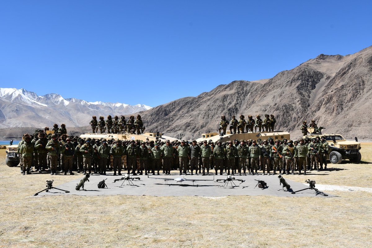 armylover247's tweet photo. Strengthening Operational Readiness 🇮🇳 Lt Gen Madanraj Pande, GOC #FireAndFuryCorps, visited forward areas to review the operational preparedness, combat readiness and sustainability of units deployed in the challenging high-altitude terrain.
https://t.co/t0uNJgAtxe