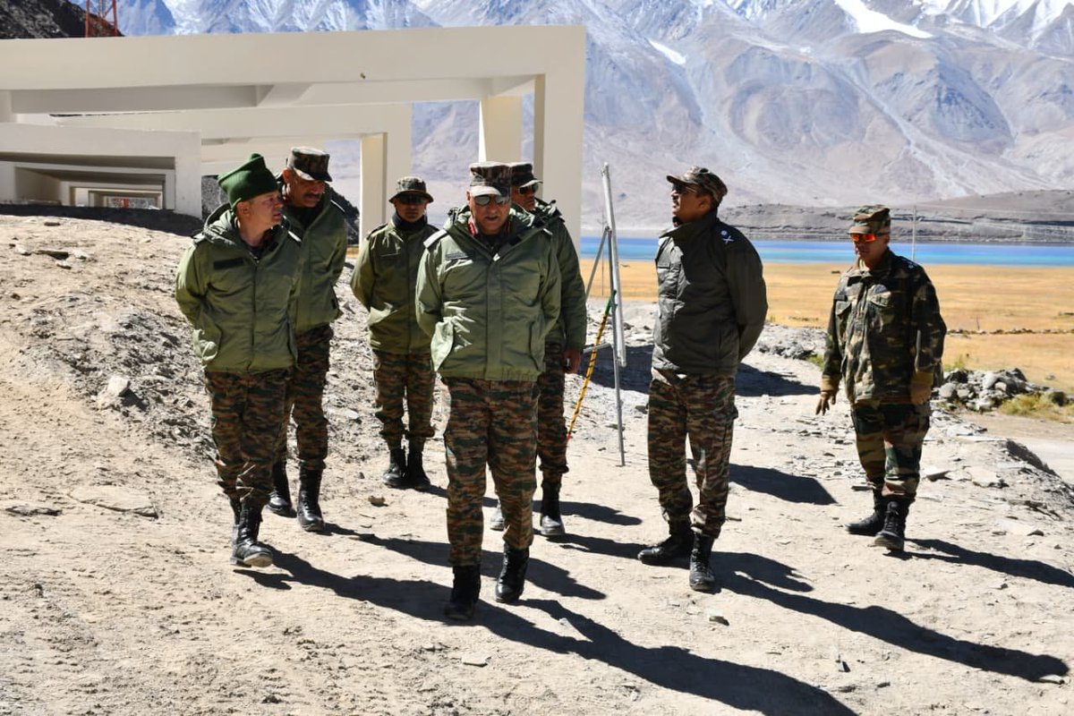 armylover247's tweet photo. Strengthening Operational Readiness 🇮🇳 Lt Gen Madanraj Pande, GOC #FireAndFuryCorps, visited forward areas to review the operational preparedness, combat readiness and sustainability of units deployed in the challenging high-altitude terrain.
https://t.co/t0uNJgAtxe