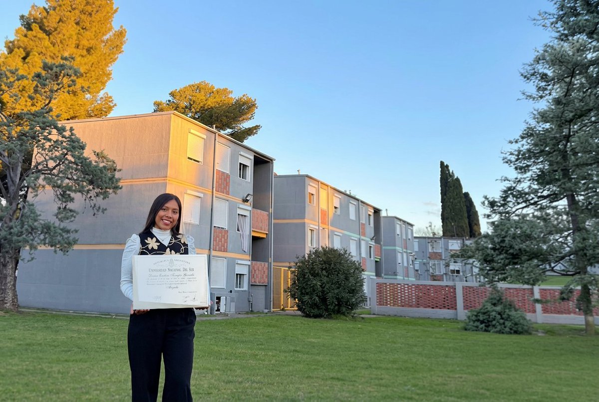 UNS_oficial's tweet photo. “Sueñen en grande, incluso cuando las condiciones parezcan decirles que no se puede”

Dorian pudo estudiar gracias a una beca de residencia. Su historia -atravesada por el esfuerzo, la maternidad y el acompañamiento de su familia y compañeros- es también la de una Universidad que brinda herramientas para cumplir sueños
https://t.co/JOfuUrqB67