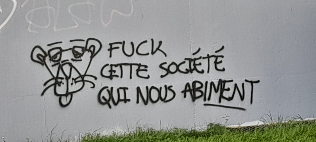 frenchyoshit18's tweet photo. @RAutrement J'en ai plein : Une flic une balle, justice sociale, C la dernière attaque 2 l'empire, abbattons le... Déjà l'écriture veut tout dire... https://t.co/6g7yt4SQCa