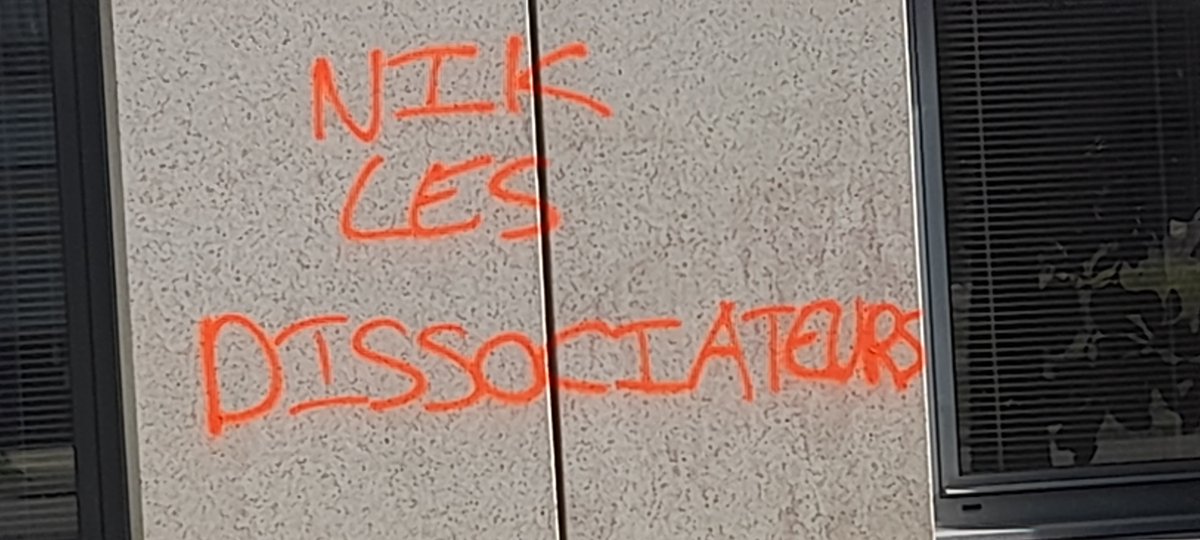 frenchyoshit18's tweet photo. @RAutrement J'en ai plein : Une flic une balle, justice sociale, C la dernière attaque 2 l'empire, abbattons le... Déjà l'écriture veut tout dire... https://t.co/6g7yt4SQCa