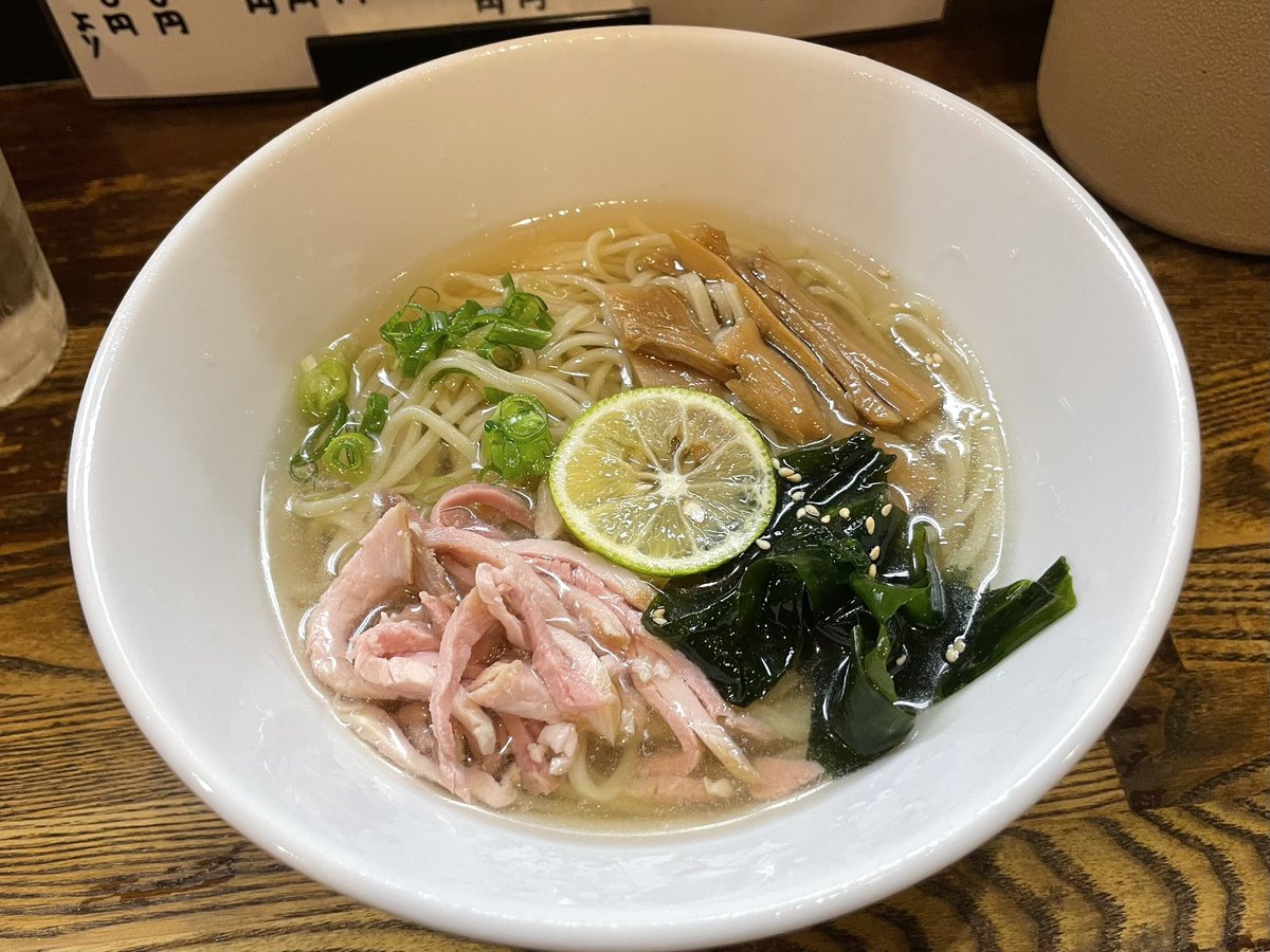 baka1627952's tweet photo. ⭐️⭐️🌙🍽️26210🍜 「中華そばいぶき」さんの『冷やしイリコそば』です。
　イリコの旨味だけを抽出した黄金スープはグイグイ飲みたいぐらいもうもうメチャクチャ美しい🤤プリモチ麺も超絶品💯🤤あっという間に完飲完食。ご馳走様でした😋⇨冷やしは12日までとの事❣️
#冷やしラーメン
#中華そばいぶき https://t.co/k7DJjxXuwA