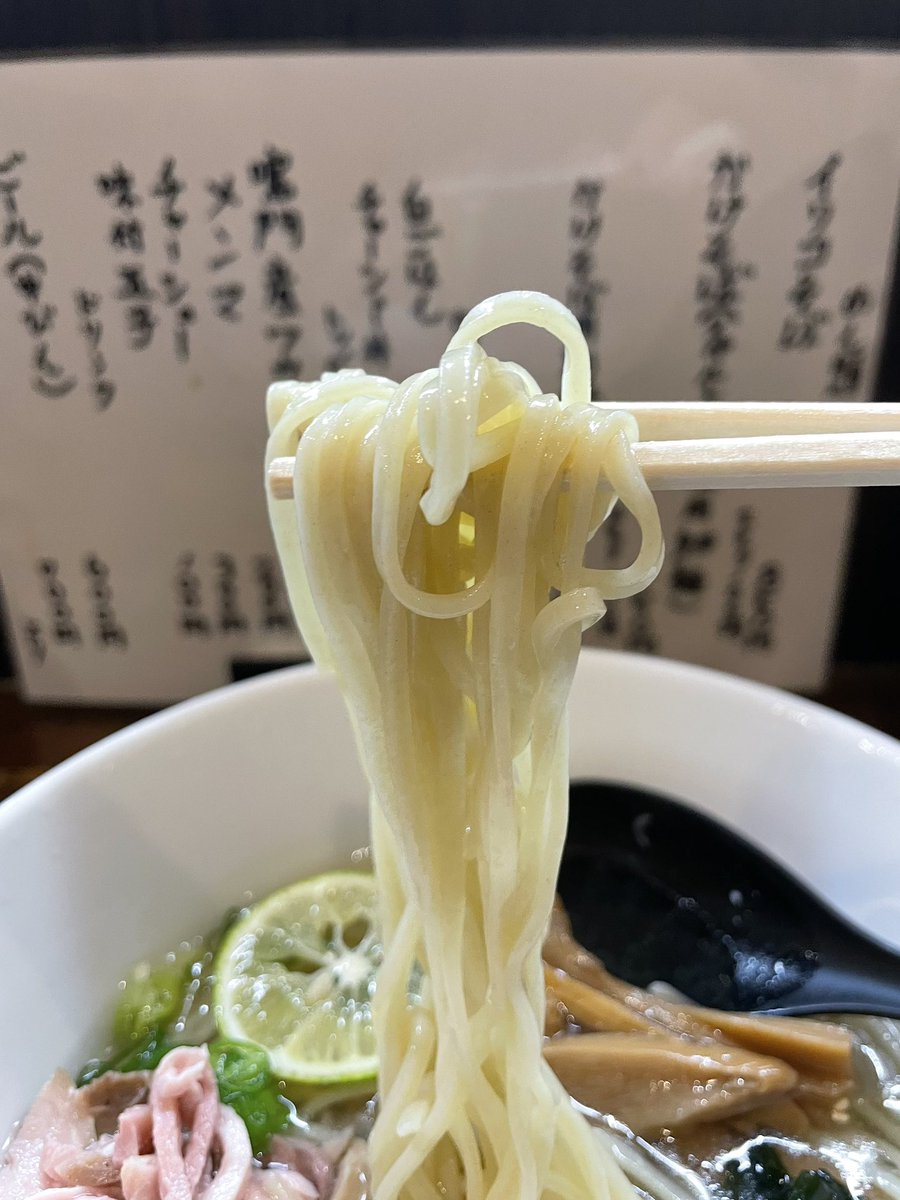 baka1627952's tweet photo. ⭐️⭐️🌙🍽️26210🍜 「中華そばいぶき」さんの『冷やしイリコそば』です。
　イリコの旨味だけを抽出した黄金スープはグイグイ飲みたいぐらいもうもうメチャクチャ美しい🤤プリモチ麺も超絶品💯🤤あっという間に完飲完食。ご馳走様でした😋⇨冷やしは12日までとの事❣️
#冷やしラーメン
#中華そばいぶき https://t.co/k7DJjxXuwA