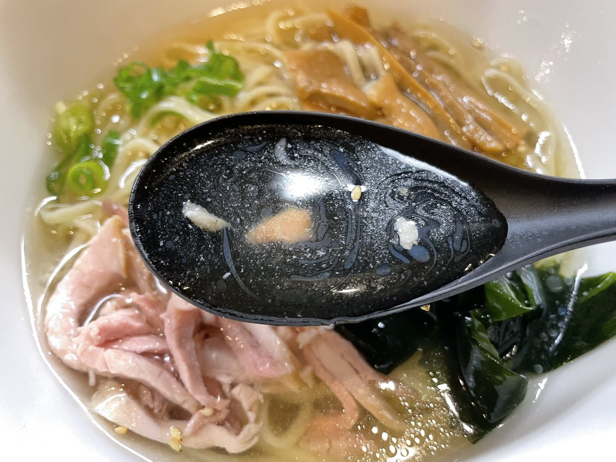 baka1627952's tweet photo. ⭐️⭐️🌙🍽️26210🍜 「中華そばいぶき」さんの『冷やしイリコそば』です。
　イリコの旨味だけを抽出した黄金スープはグイグイ飲みたいぐらいもうもうメチャクチャ美しい🤤プリモチ麺も超絶品💯🤤あっという間に完飲完食。ご馳走様でした😋⇨冷やしは12日までとの事❣️
#冷やしラーメン
#中華そばいぶき https://t.co/k7DJjxXuwA