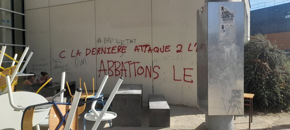frenchyoshit18's tweet photo. @RAutrement J'en ai plein : Une flic une balle, justice sociale, C la dernière attaque 2 l'empire, abbattons le... Déjà l'écriture veut tout dire... https://t.co/6g7yt4SQCa