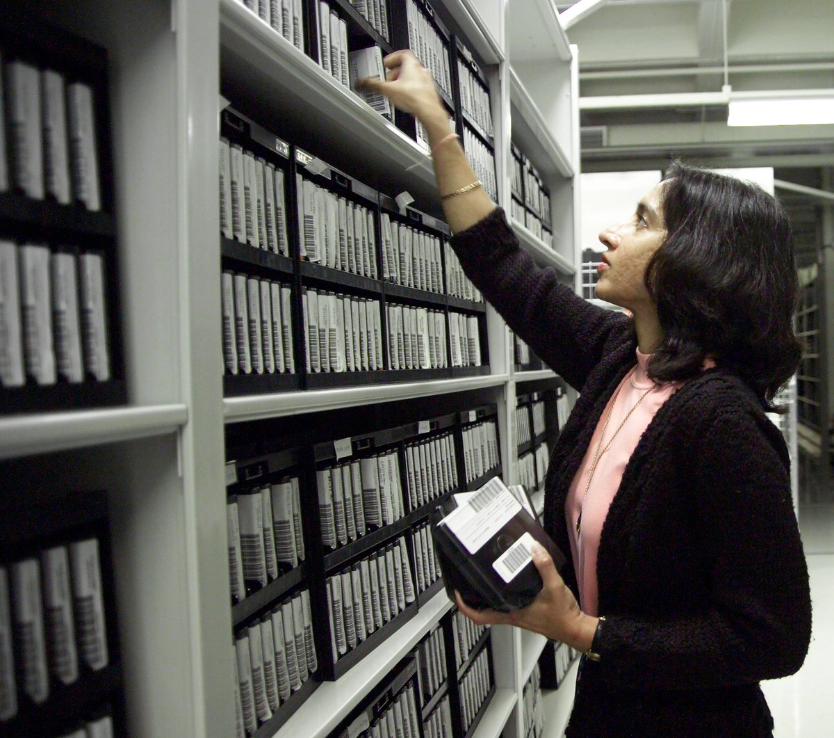 USNatArchives's tweet photo. Happy #AmericanArchivesMonth! Following #ElectronicRecordsDay last week, we’re spotlighting the Digital Records Division at the National Archives, whose dedicated work ensures our nation’s digital records are preserved and accessible. 🧵⬇️ https://t.co/VRX3kpl4A5