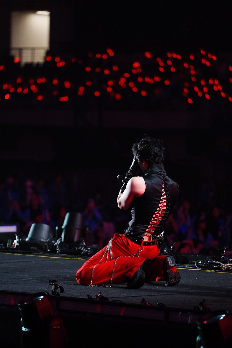ParkkengChannel's tweet photo. “ไมค์ พิรัชต์” ปังต่อเนื่องในจีน!ร่วมโชว์เวทีใหญ่ งาน “Popular Code Peak Live Concert in Zunyi”
#Mikeangelo #M1keangelo #ไมค์พิรัชต์
ชมภาพเพิ่มเติม 🔗👉🏻 https://t.co/FMecWh8rEH
สาดความปังและเดินหน้าสร้างผลงานในประเทศจีนอย่างต่อเนื่อง สำหรับนักแสดงและศิลปินหนุ่มระดับอินเตอร์ “ไมค์ - พิรัชต์ นิธิไพศาลกุล” หรือ Mike Angelo ล่าสุดขึ้นเวทีใหญ่ในฐานะหนึ่งในศิลปินไลน์อัปของคอนเสิร์ต “Popular Code Peak Live Concert in Zunyi” พร้อมด้วยศิลปินแถวหน้าของวงการเพลงจีน ท่ามกลางแฟน ๆ ที่มาร่วมสนุกและส่งเสียงเชียร์กันอย่างคึกคัก ณ Zunyi Olympic Sports Center Stadium
งานนี้ ไมค์ พิรัชต์ โชว์เสน่ห์จัดเต็มทั้งลุคออนสเตจ พร้อมขนเพลงหลากหลายอารมณ์มามอบความสนุกให้แฟน ๆ ทั้งร้อง ทั้งเอนเตอร์เทน และไฮป์คนดูตลอดโชว์ ทำให้บรรยากาศในสเตเดียมคึกคัก เรียกเสียงเชียร์ได้ตลอดการแสดง โดยเจ้าตัวก็ยังคงได้รับการต้อนรับและกำลังใจจากแฟน ๆ อย่างอบอุ่น ทำเอาเจ้าตัวแฮปปี้สุด ๆ
โดย “ไมค์” เผยถึงความรู้สึกว่า “รู้สึกตื่นเต้นและยินดีเป็นอย่างยิ่งที่ได้รับเชิญให้เข้าร่วมงานคอนเสิร์ตใหญ่ในครั้งนี้ครับ ถือเป็นอีกหนึ่งโอกาสที่ดีมาก ๆ สำหรับผม และดีใจที่ได้เห็นแฟน ๆ ที่มาร่วมงานสนุกกันอย่างเต็มที่มาก ๆ ครับ”