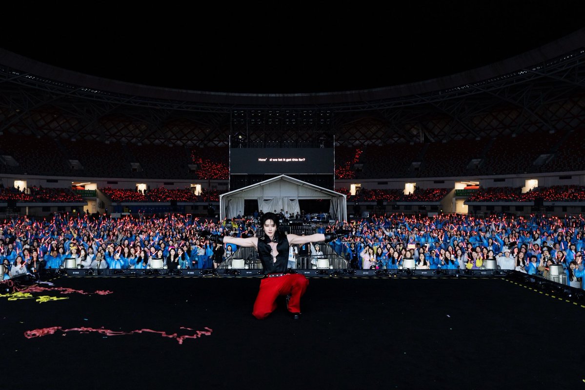 ParkkengChannel's tweet photo. “ไมค์ พิรัชต์” ปังต่อเนื่องในจีน!ร่วมโชว์เวทีใหญ่ งาน “Popular Code Peak Live Concert in Zunyi”
#Mikeangelo #M1keangelo #ไมค์พิรัชต์
ชมภาพเพิ่มเติม 🔗👉🏻 https://t.co/FMecWh8rEH
สาดความปังและเดินหน้าสร้างผลงานในประเทศจีนอย่างต่อเนื่อง สำหรับนักแสดงและศิลปินหนุ่มระดับอินเตอร์ “ไมค์ - พิรัชต์ นิธิไพศาลกุล” หรือ Mike Angelo ล่าสุดขึ้นเวทีใหญ่ในฐานะหนึ่งในศิลปินไลน์อัปของคอนเสิร์ต “Popular Code Peak Live Concert in Zunyi” พร้อมด้วยศิลปินแถวหน้าของวงการเพลงจีน ท่ามกลางแฟน ๆ ที่มาร่วมสนุกและส่งเสียงเชียร์กันอย่างคึกคัก ณ Zunyi Olympic Sports Center Stadium
งานนี้ ไมค์ พิรัชต์ โชว์เสน่ห์จัดเต็มทั้งลุคออนสเตจ พร้อมขนเพลงหลากหลายอารมณ์มามอบความสนุกให้แฟน ๆ ทั้งร้อง ทั้งเอนเตอร์เทน และไฮป์คนดูตลอดโชว์ ทำให้บรรยากาศในสเตเดียมคึกคัก เรียกเสียงเชียร์ได้ตลอดการแสดง โดยเจ้าตัวก็ยังคงได้รับการต้อนรับและกำลังใจจากแฟน ๆ อย่างอบอุ่น ทำเอาเจ้าตัวแฮปปี้สุด ๆ
โดย “ไมค์” เผยถึงความรู้สึกว่า “รู้สึกตื่นเต้นและยินดีเป็นอย่างยิ่งที่ได้รับเชิญให้เข้าร่วมงานคอนเสิร์ตใหญ่ในครั้งนี้ครับ ถือเป็นอีกหนึ่งโอกาสที่ดีมาก ๆ สำหรับผม และดีใจที่ได้เห็นแฟน ๆ ที่มาร่วมงานสนุกกันอย่างเต็มที่มาก ๆ ครับ”