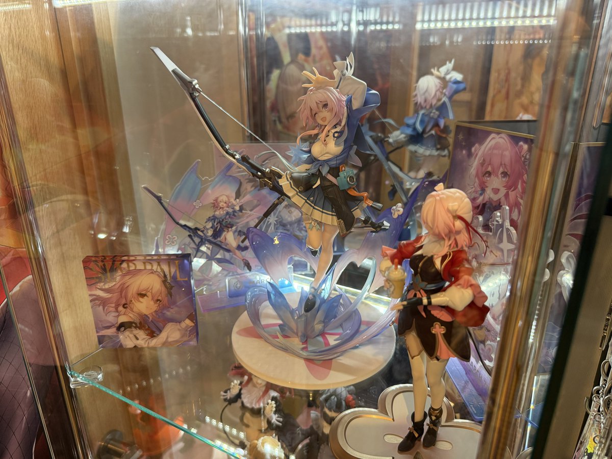 rinakoe's tweet photo. 先々週からトンテンカンと頑張って用意したコレクションケースに、各自収まっていきました！！！
先ずは、LED・背面ミラー付きの162cmのやつ！
最上段は、 #崩壊スターレイル の なのか のエリア！ https://t.co/KOyjnODKkI