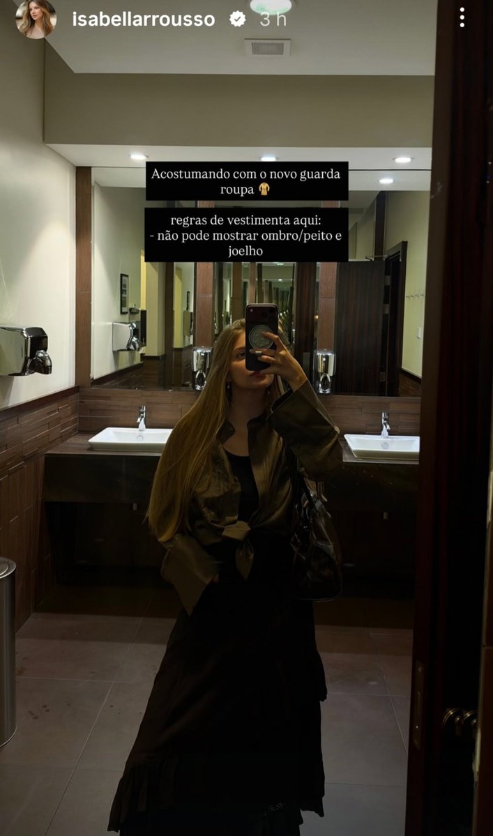 paubellise's tweet photo. pegando dicas de look com a diva já que vamos ter que começar a nos vestir assim a partir de 2027 https://t.co/aAoZUusxff