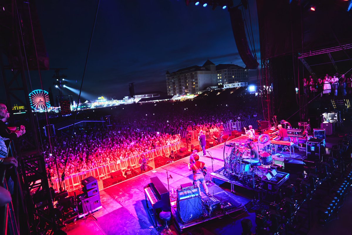rascalflatts's tweet photo. Ocean City! Y’all showed up! 🔥 
Thanks for singing along and making it one heck of a night. 

📸 Evan DeStefano https://t.co/w4ypp4Y3u6