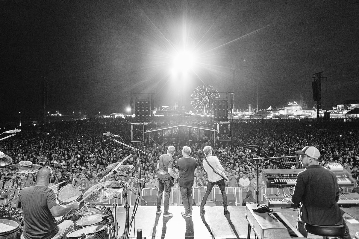 rascalflatts's tweet photo. Ocean City! Y’all showed up! 🔥 
Thanks for singing along and making it one heck of a night. 

📸 Evan DeStefano https://t.co/w4ypp4Y3u6